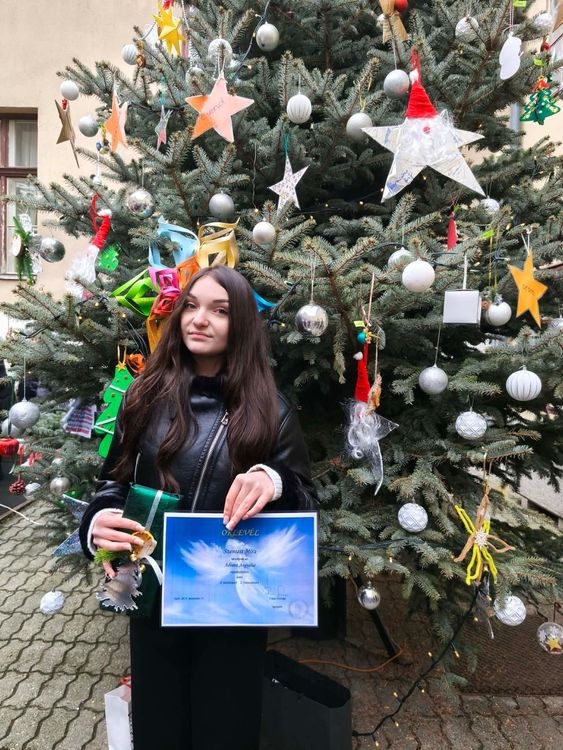 A Győri Kossuth Lajos Általános Iskola által meghirdetett „Advent angyalai” rajzpályázatra több mint 113 alkotás érkezett. Ezek közül iskolánk 8.b osztályos tanulója, Szentesi Mira