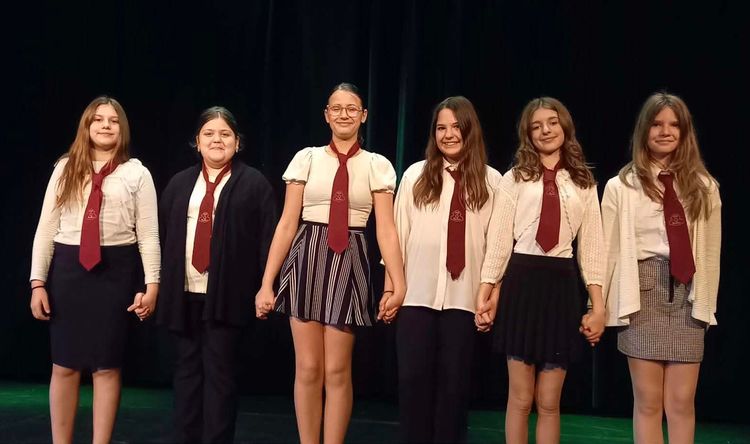 A Területi népdalversenyen ezüst minősítéssel értékelte a szakmai zsűri a Cinegék előadását.